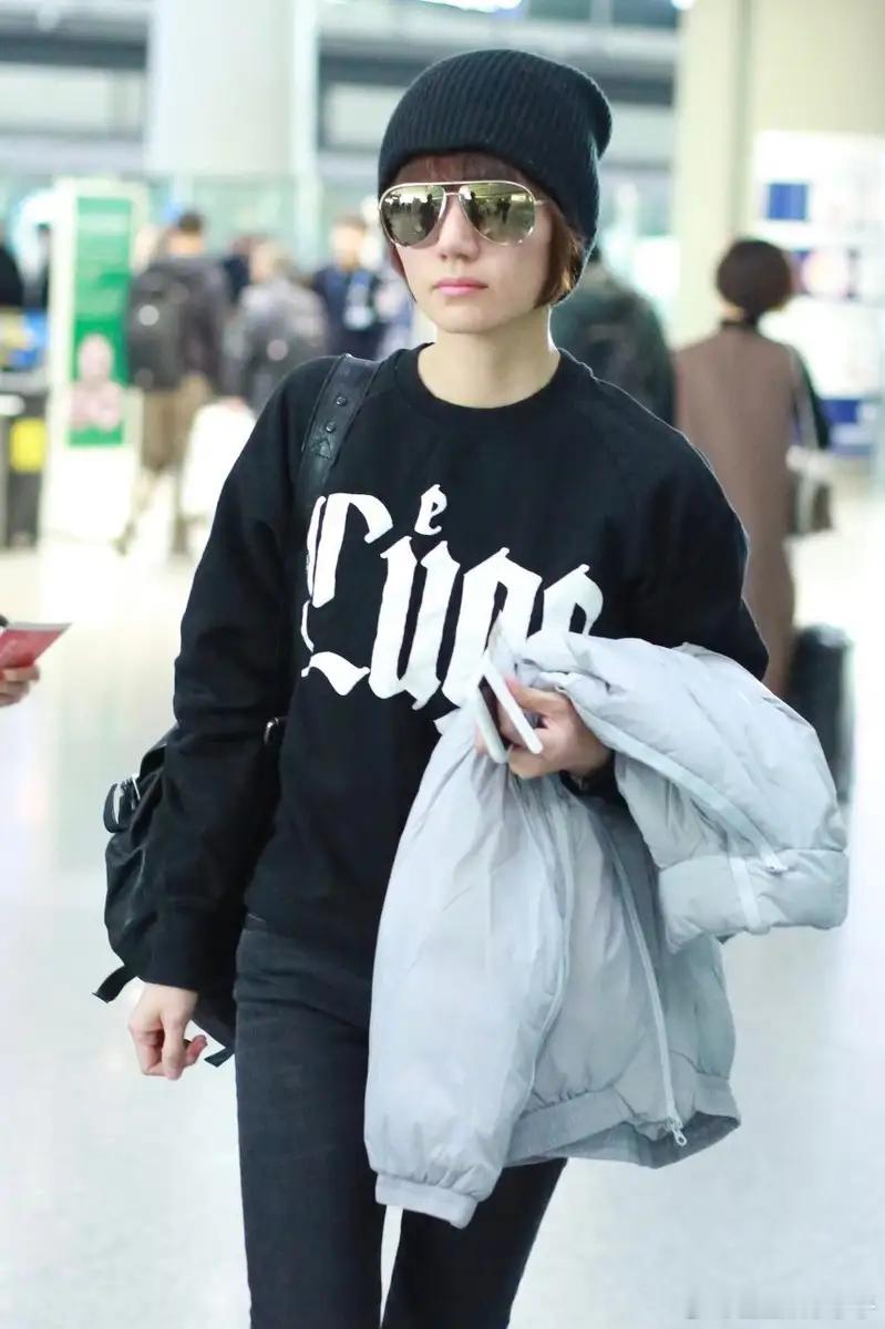 袁泉又带火了秋冬新穿法：羊羔毛外套+紧身裤+马丁靴，洋气又减龄​​​