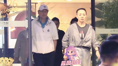 宋丹丹和老公赵玉吉一起参加聚会，饭后从饭店出来，整个人精气神拉满，走路都带风​