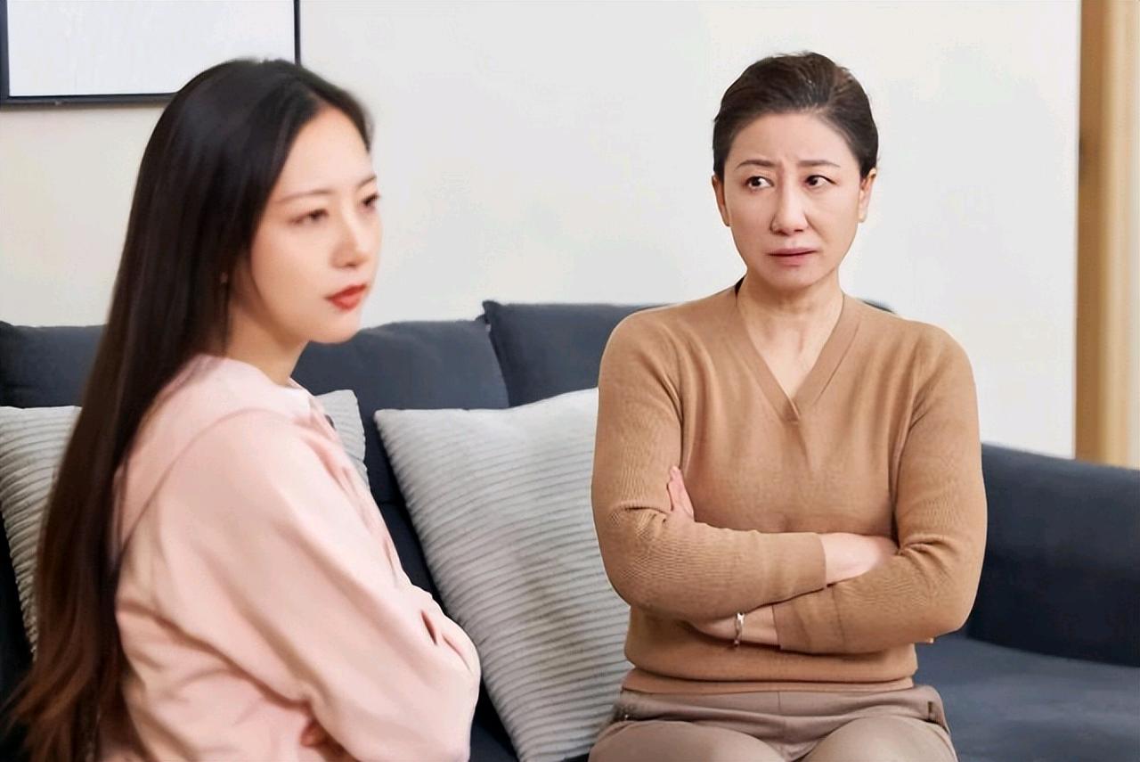 婆媳又吵架了，小姑子正好赶来了：“行了行了别吵了！”她把妈拉一边：“你天天跟