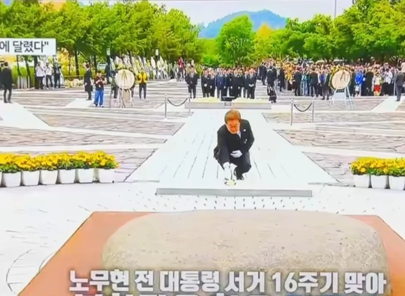 李在明去祭拜韩国前总统卢武铉。今年是卢武铉逝世的16周年，在祭拜的时候，李在明