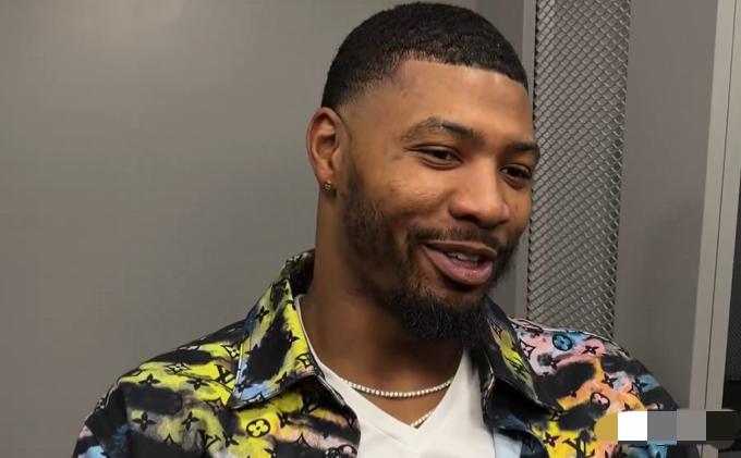 斯玛特笑着谈起詹姆斯，话里全是藏不住的佩服：“当时第四节都落后15分了。”