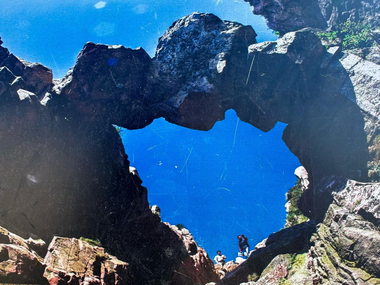 攀登泰山，每一步都是汗水与坚持，终于站在山顶，俯瞰群山，感慨万千！一步一个脚
