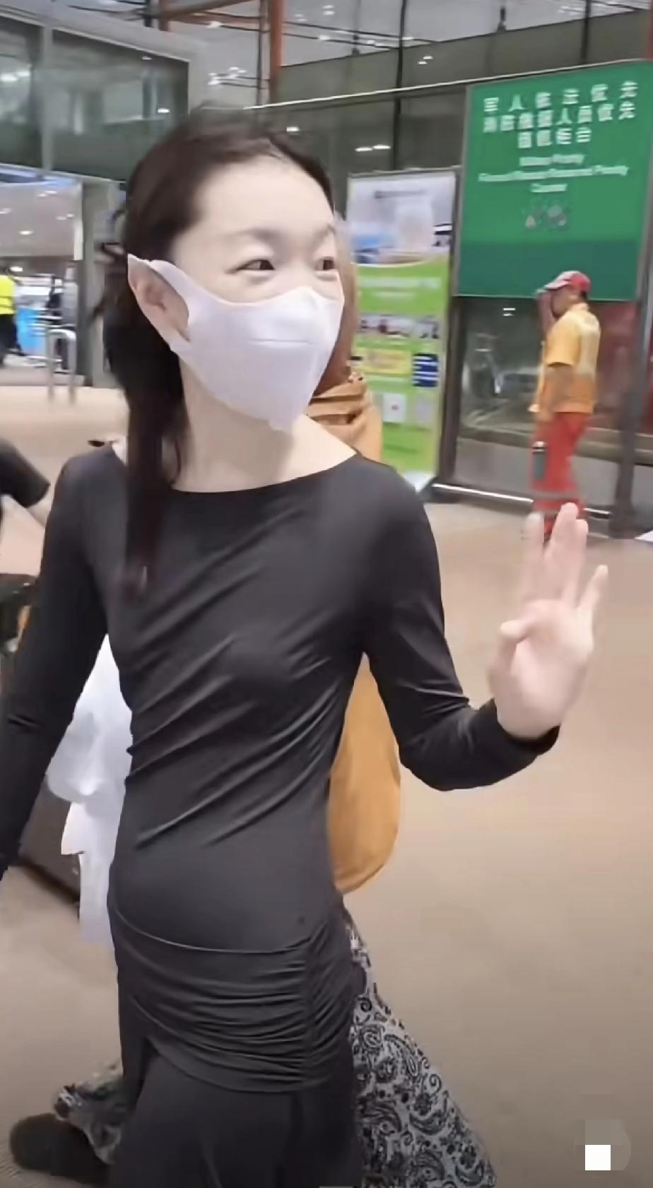 气质女神周冬雨机场被偶遇，薄薄一片，太瘦了些。但是非常和蔼亲民，对粉丝有求
