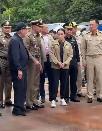 泰国原总理佩通塔这时候已经不在是总理身份，而是文化部长。虽然身份降低，已经退居二