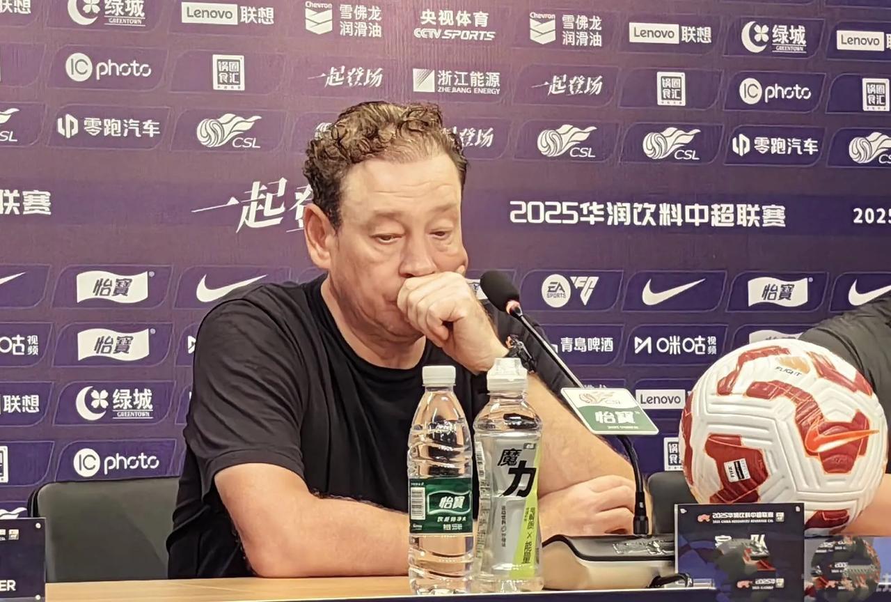 从上海申花主教练的赛后采访来看，球队今年是不可能拿到中超冠军了。说实话，主教练