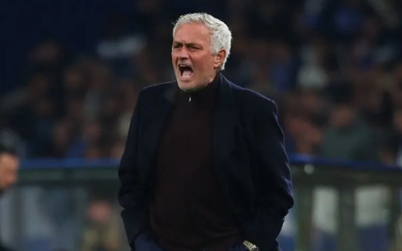 意大利国家队主教练的位置就是一个天坑，奉劝“狂人”穆里尼奥不要掉进这个漩涡。意大