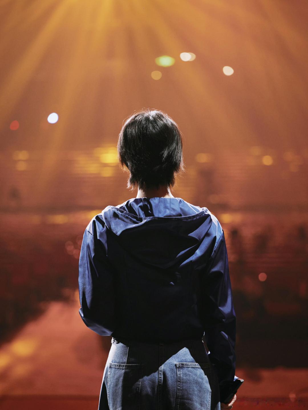 短发的倪妮也太有魅力了！清爽又干练，自己提行李的样子更是飒到骨子里，爱了爱了～