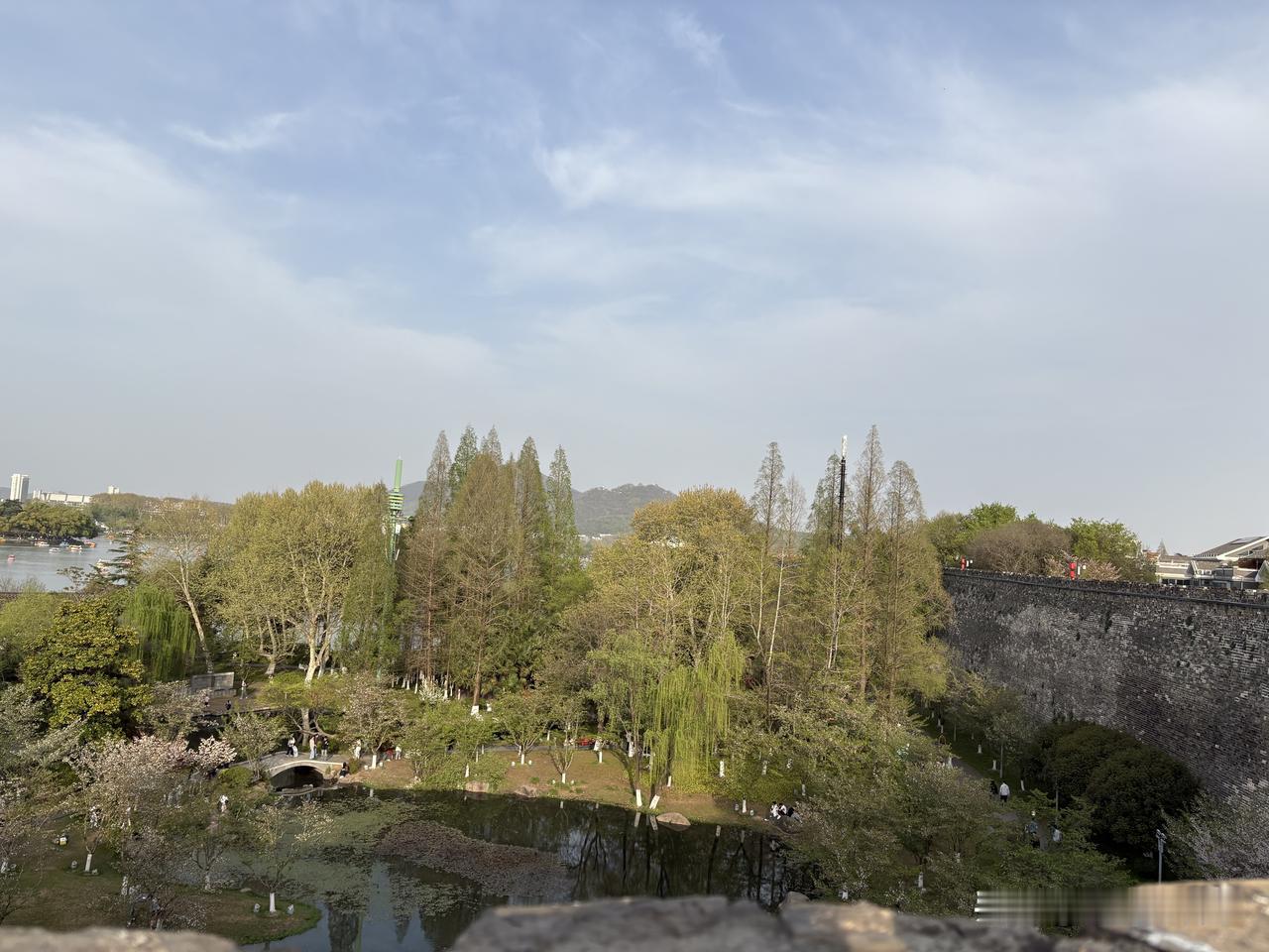 南京玄武湖和老城墙沿着玄武湖的环湖路慢慢走，明城墙的灰砖就贴着湖岸铺展开去，墙