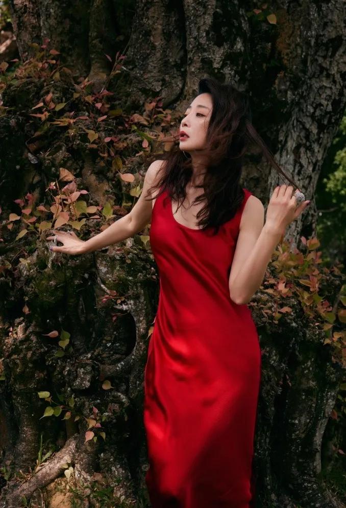 以前总觉得红裙太张扬不敢穿，看完殷桃直接真香！❤️简简单单一条红色吊带裙，户外