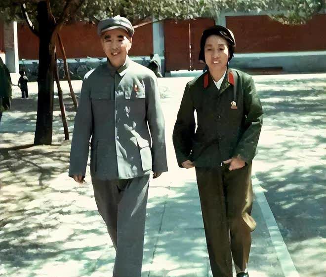 叶群这招，高啊！北京街头最高指示太多了，怎么办？撕？容易被扣帽子。