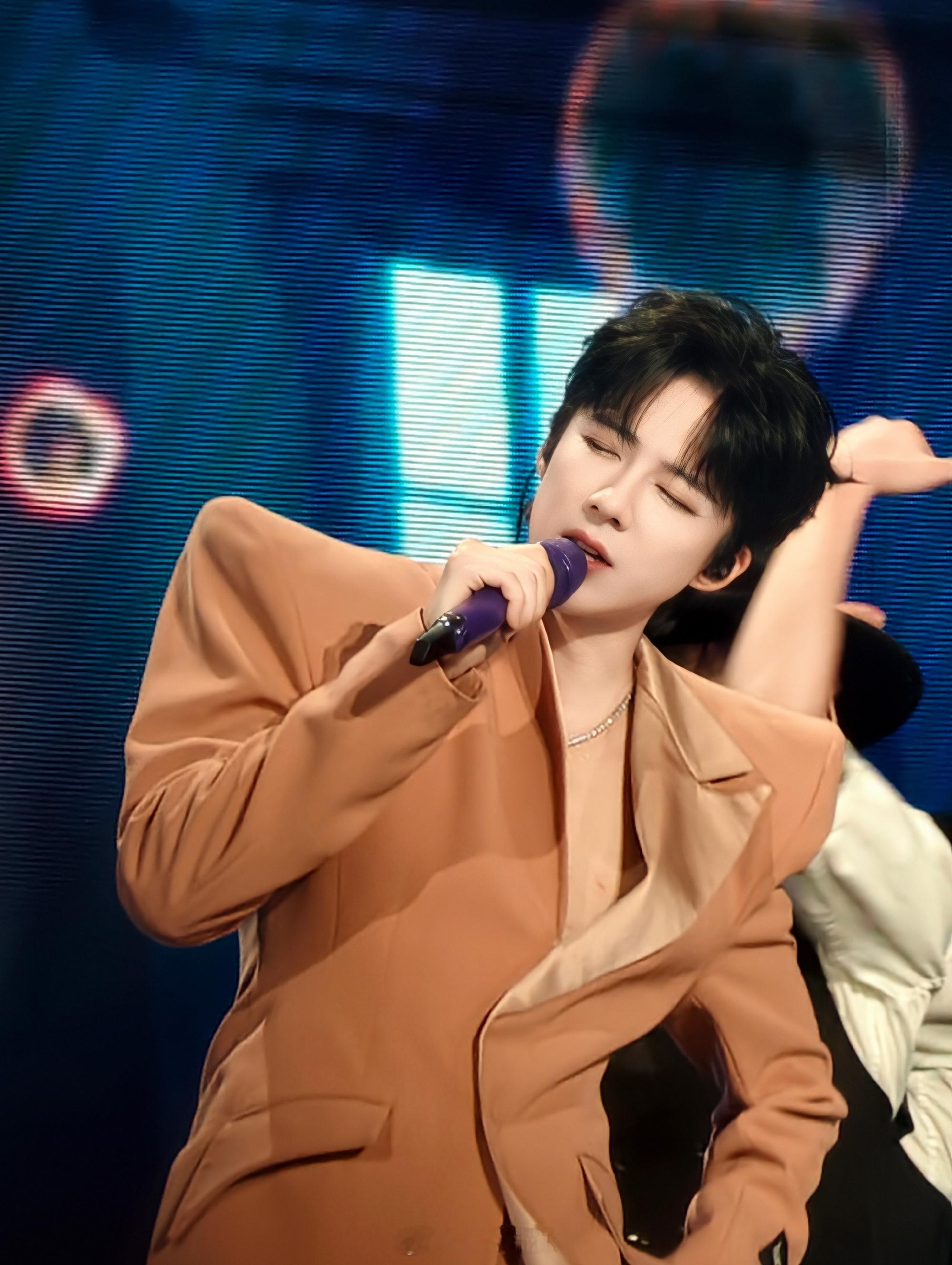 刘宇宁正是穿粉色的年纪刘宇宁粉色西装好帅！利落剪裁勾勒出挺拔身形，颈间银链点缀得