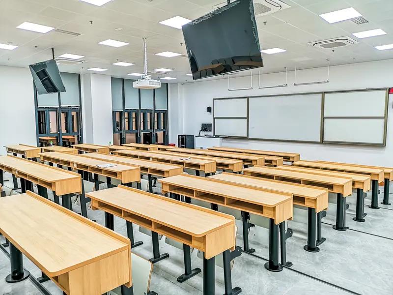 一所学校有一半的老师没有聘上中级职称，这是县城学校的现状。因此，日常看起来同事关