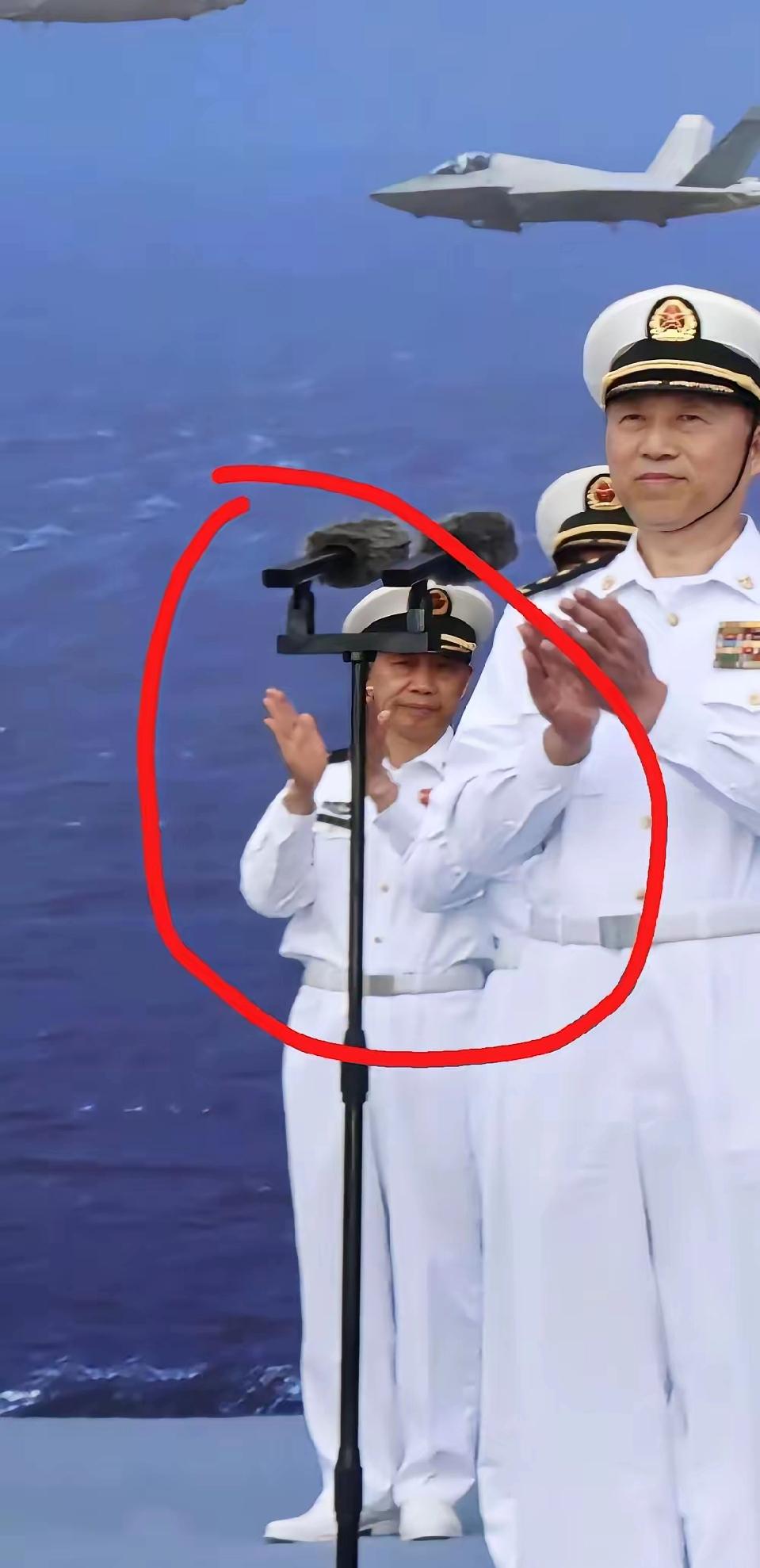 仪式上最动人的一幕！这个人的出现说明了一切不是聚光灯追着的明星没有光