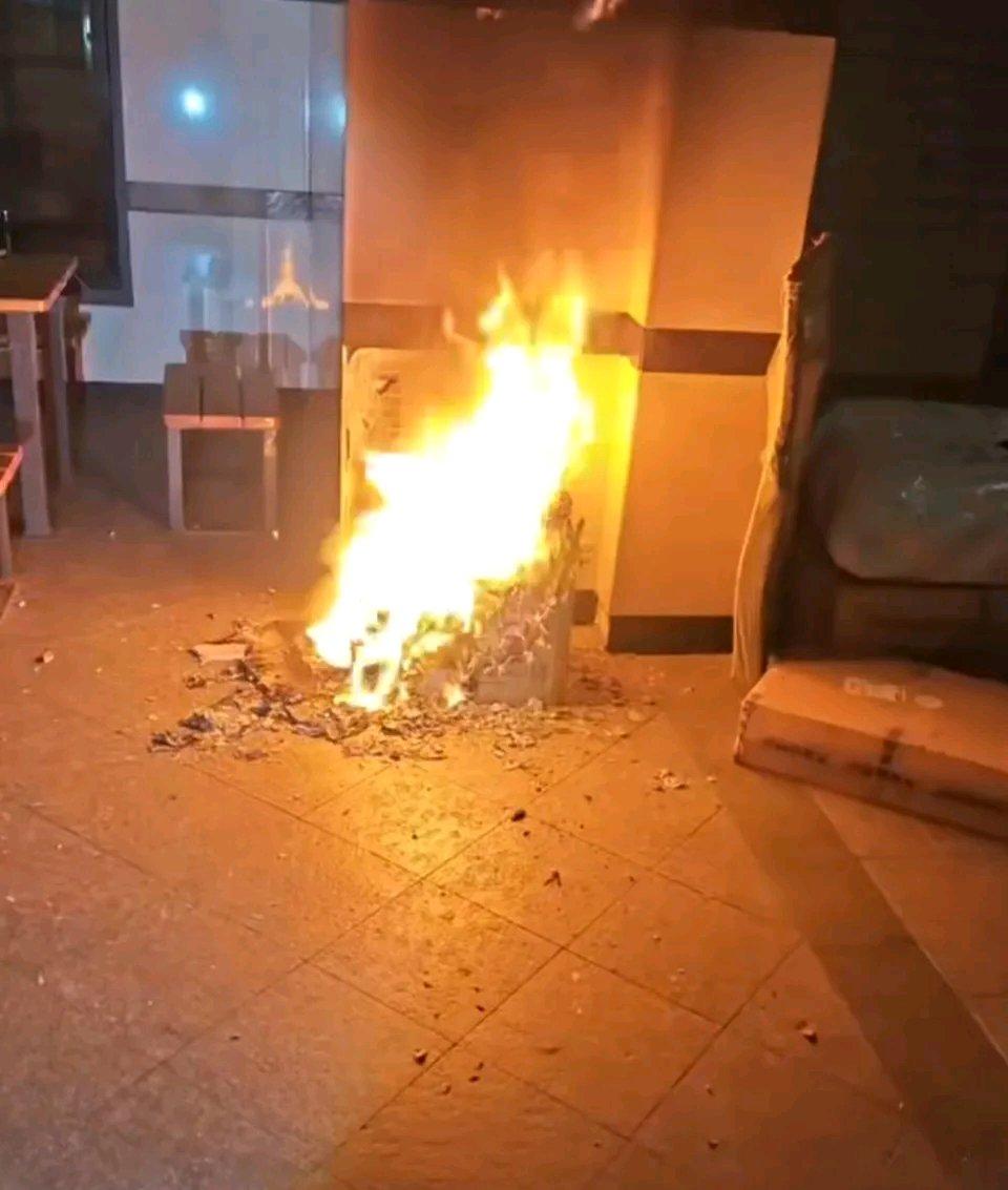 这外卖小哥也太憋屈了！1月2日凌晨在南京一小区送餐，碰到着火他没跑，直接加入救火