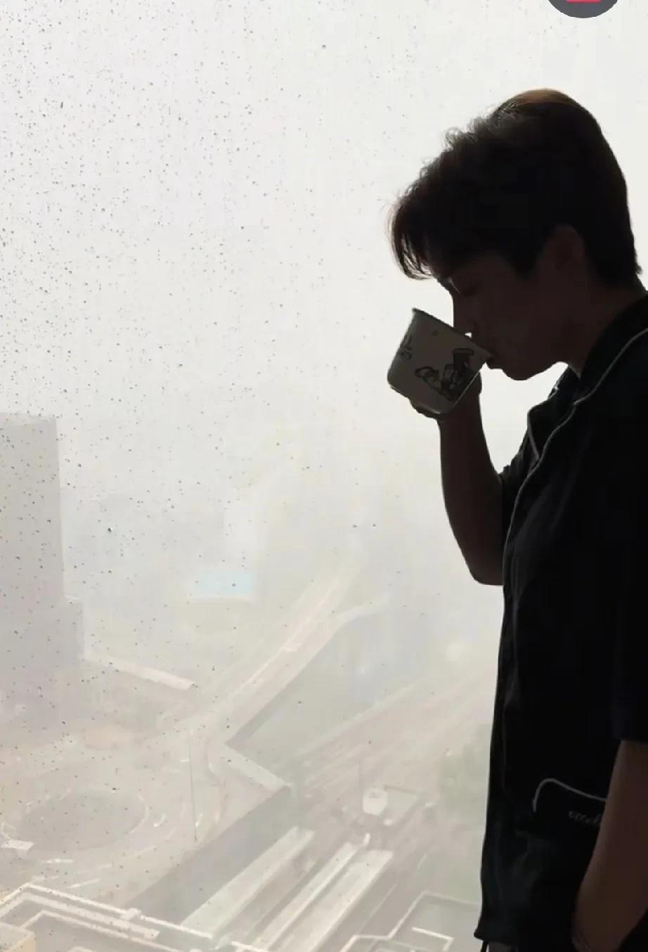 杜凯琹：长大后才觉得咖啡不苦。杜凯琹端着一杯咖啡品尝，窗外下着大雨，应该也是受