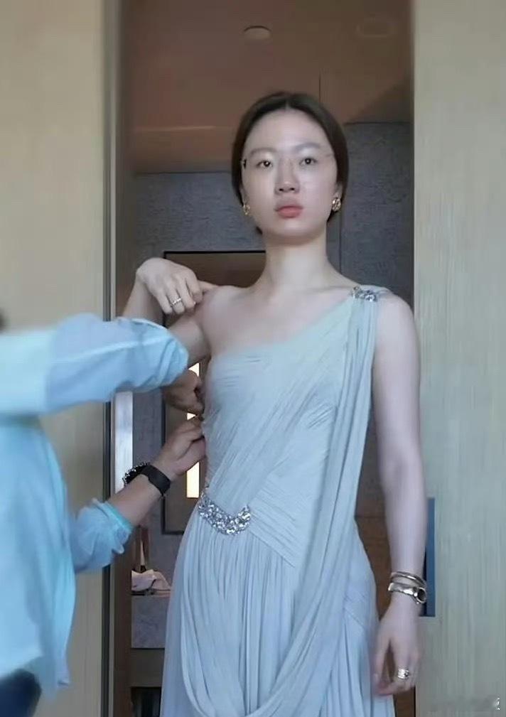单依纯素颜差点没认出来，化完妆后整个人都有气场了🤩​​​