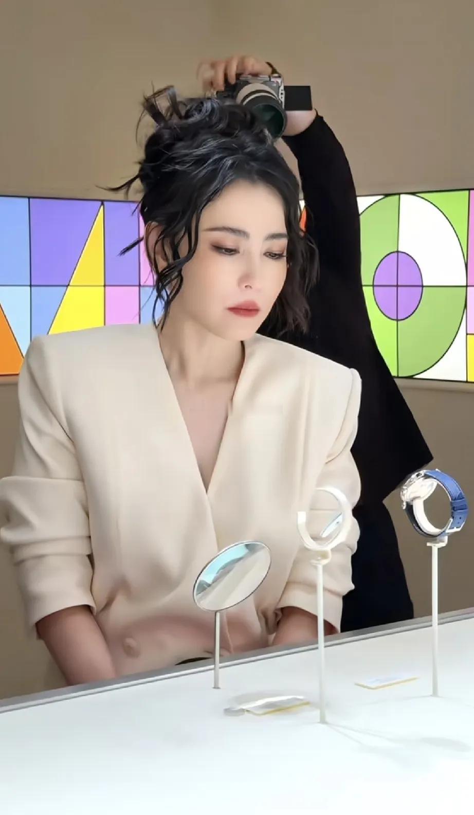 张柏芝参加杭州LV高级珠宝展，脸怎么成这样了？像是曾经的超女纪敏佳一样，脸变大了