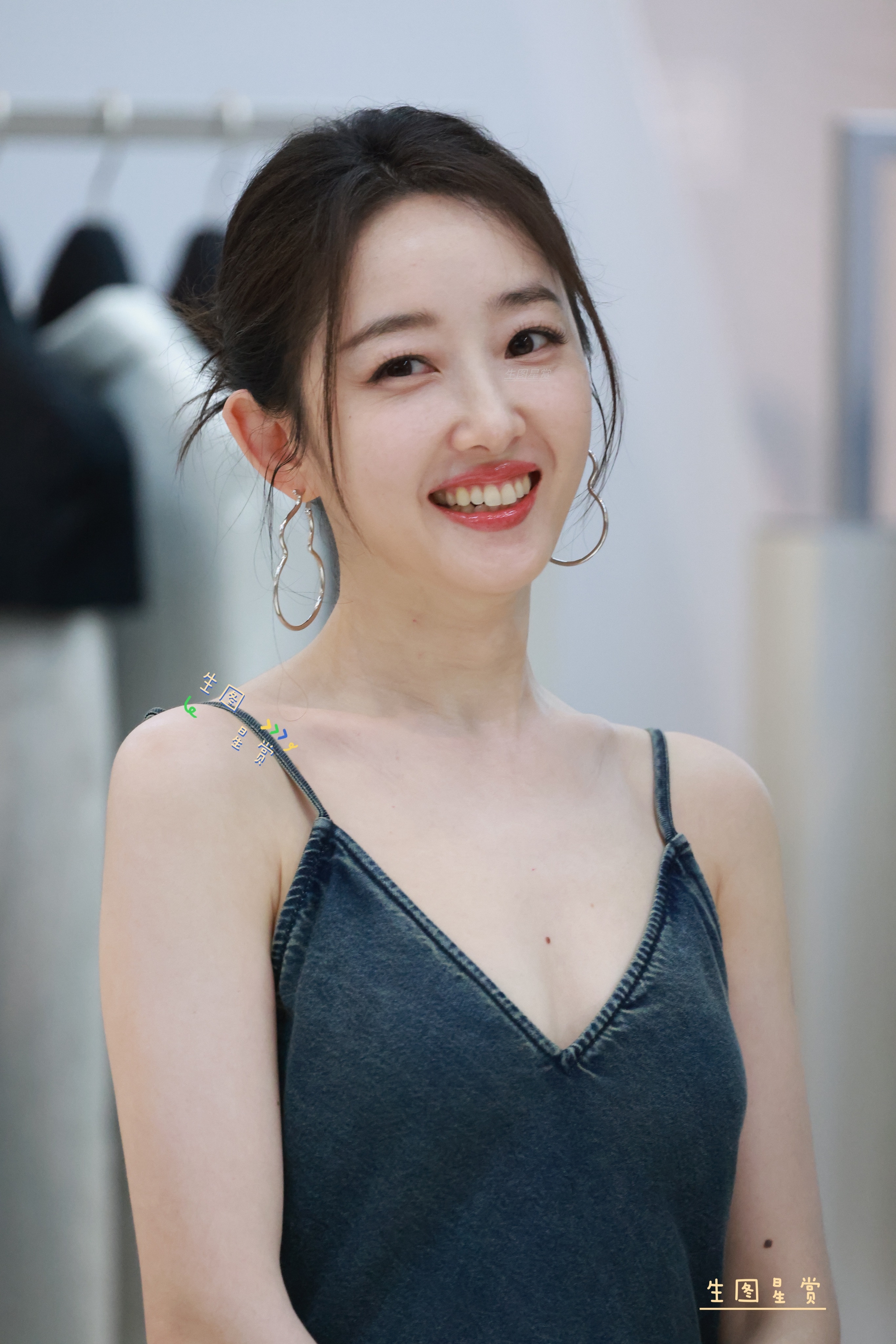 蒋梦婕成都线下活动，吊带牛仔裙秀美背，夏日清甜水蜜桃🍑💙​​​