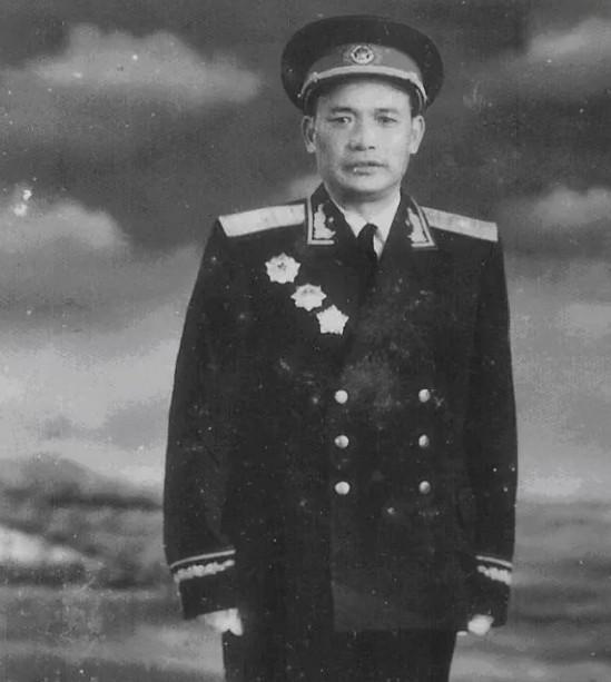 1948年六十军起义后副军长职位悬空，毛主席关心曾助红军的国军排长情况吗？19