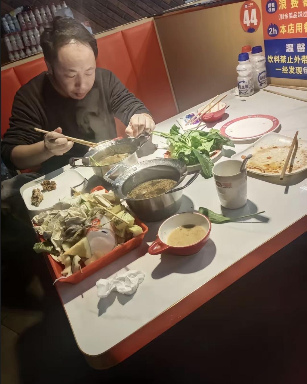 昨天刷到个事，黑龙江大庆一哥们去吃自助餐，结果被店家拦了。他花了89块钱，想吃个