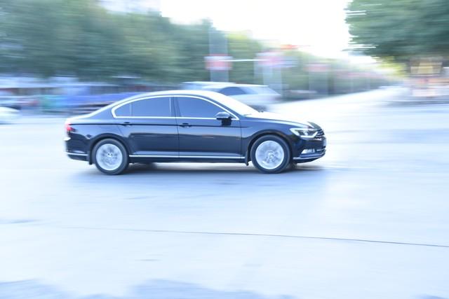 25万买迈腾还是帕萨特，这还真让人纠结。从定位看，迈腾偏驾驶，更接近原版欧版P