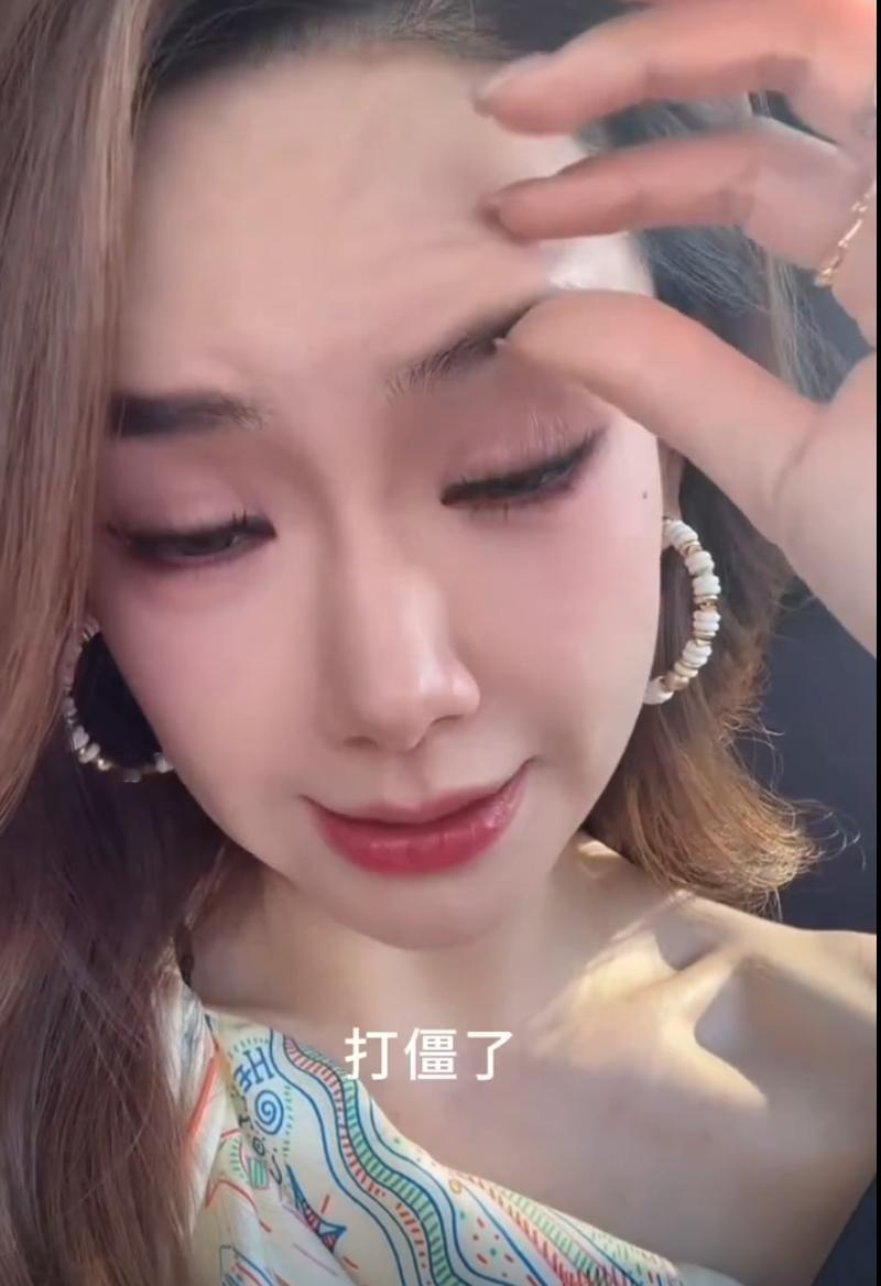 虽然这波操作堪比直接伸手，砸碎了某些完美人设的明星饭碗，但戚薇及其粉丝的反应，却