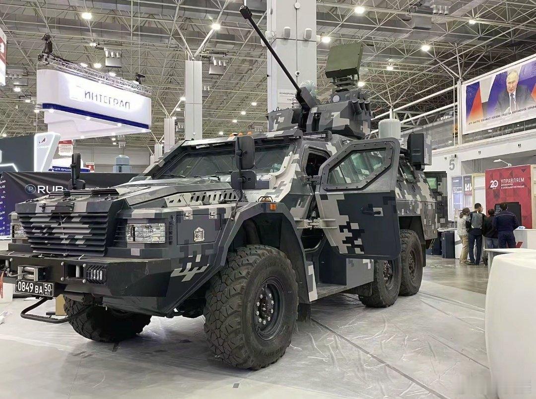 国外的六轮装甲运兵车，装有一门30毫米对空/地多用途炮？炮塔上面装有光电云台和雷达，车体后部有无人机