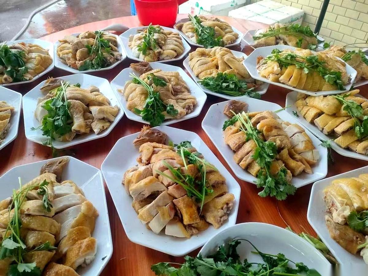 30桌流水席，从早忙到晚，连人带家伙事儿全包，最后只收800块。结果人家转头就