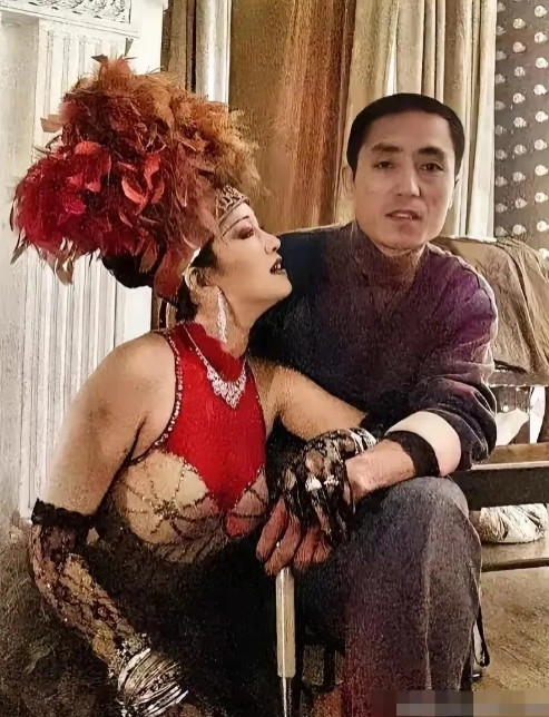 巩俐和张艺谋当年这张合影，还是非常前卫和狂野的。实话实说，巩俐在外形上的美一直没