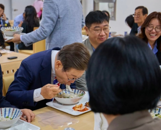 万万没想到啊！韩国总统又因为吃饭火了！韩国总统李在明与媒体记者在总统府食堂吃