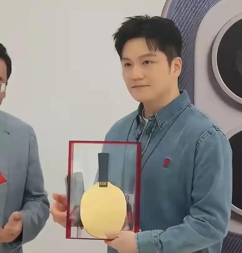 真的有被震惊到了，东哥拿着500克纯金球拍，我此刻只想直呼雷总大气啊。这波横跨体