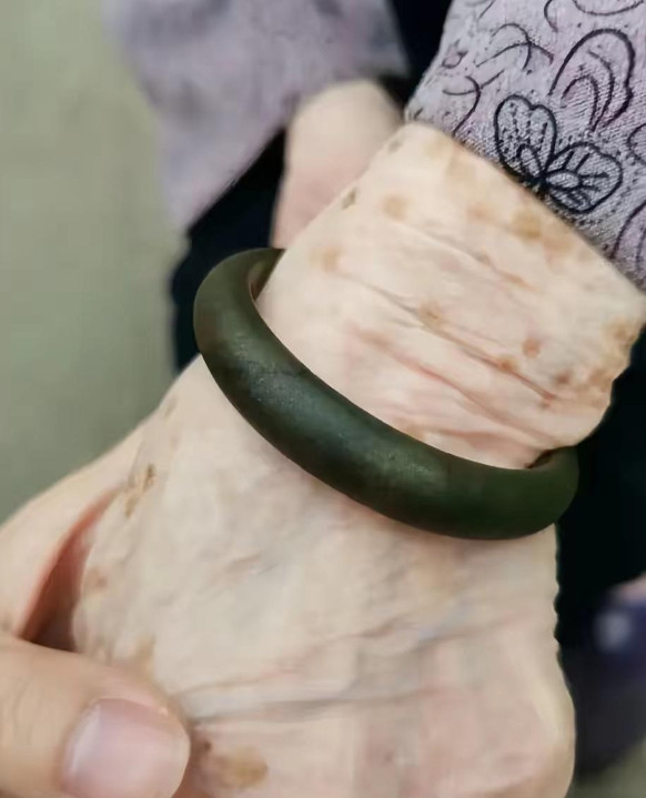 奶奶给我对手镯。奶奶把她手上的手镯给我，说是祖传的，看着么丑，不知道值钱不