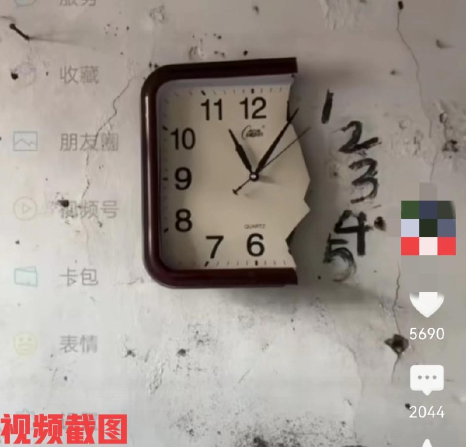 墙上有面钟，坏了一半，能走。此刻看到主人生活的极简，没有把这坏钟置换，坏了一