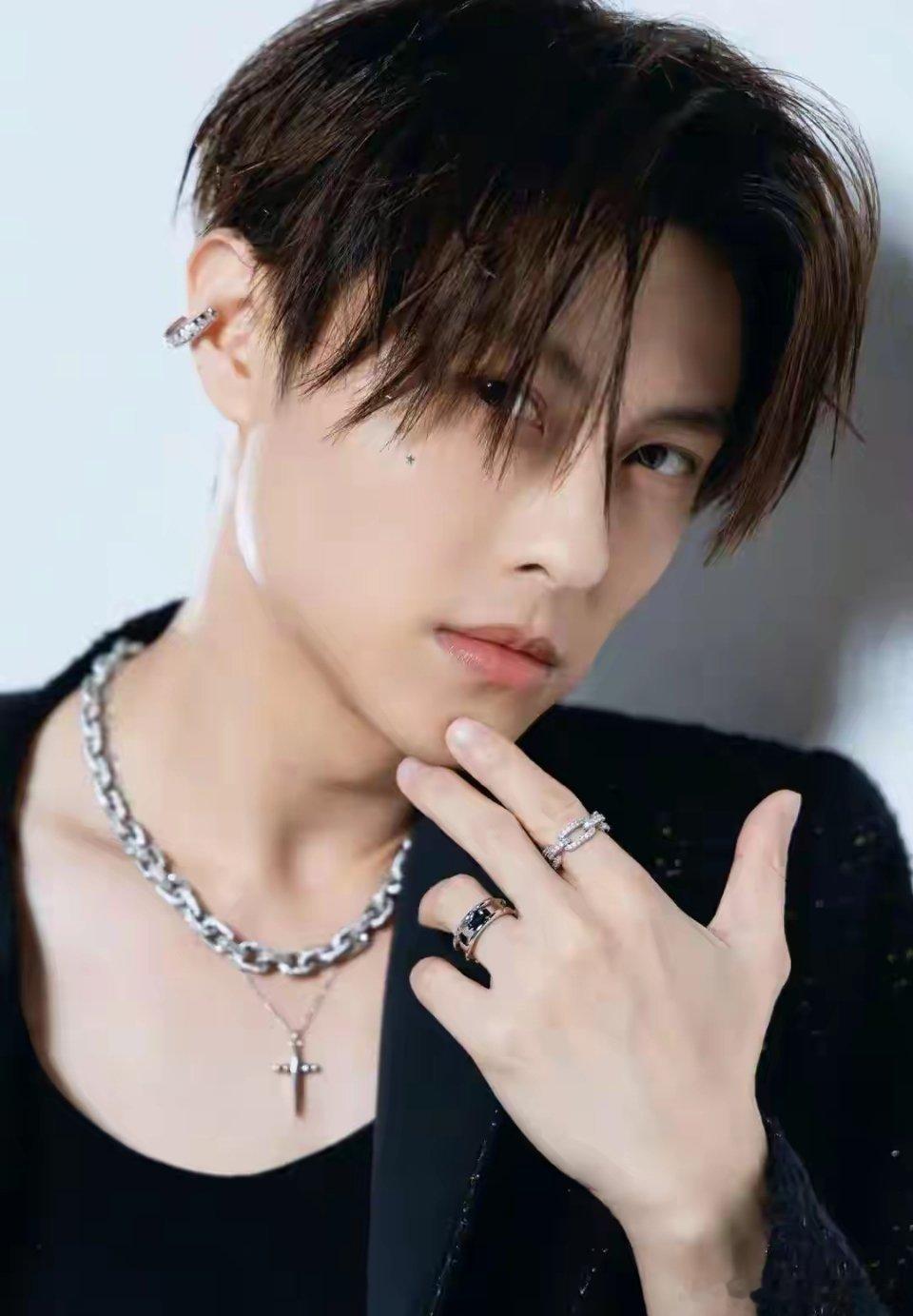 被曝插足他人婚姻，王子发文致歉：错误就是错误，没有借口；其所属经纪公司声明：承认