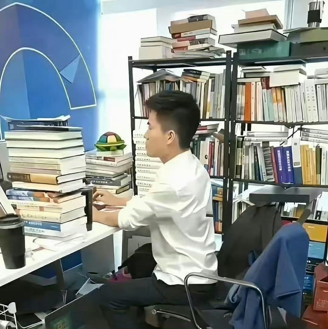 左边是董宇辉的办公室，右边就是俞叙敏洪的办公室，能看出什么？说明了什么？