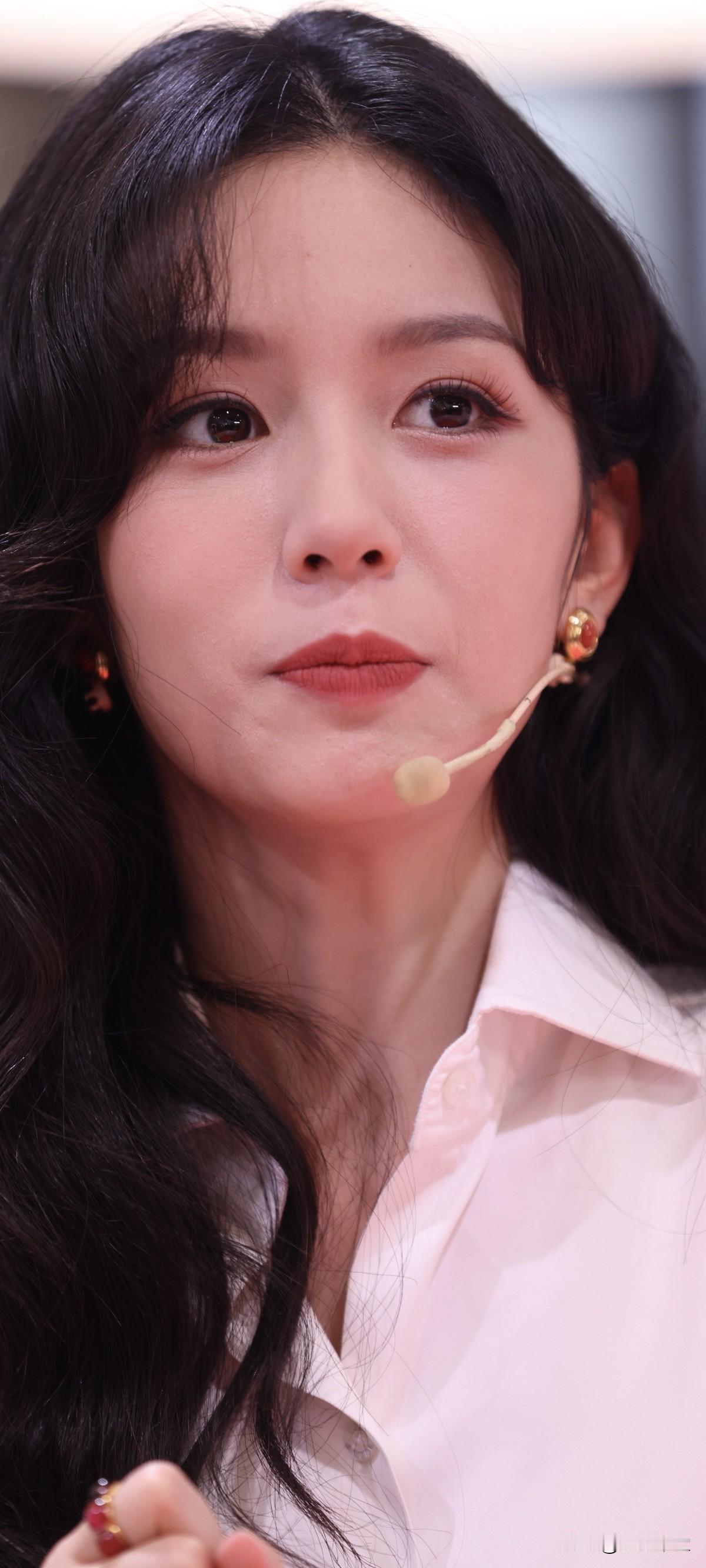 周也线下活动站台!周也的每一次出场都是视觉盛宴啊!这气质,这穿搭,绝了!