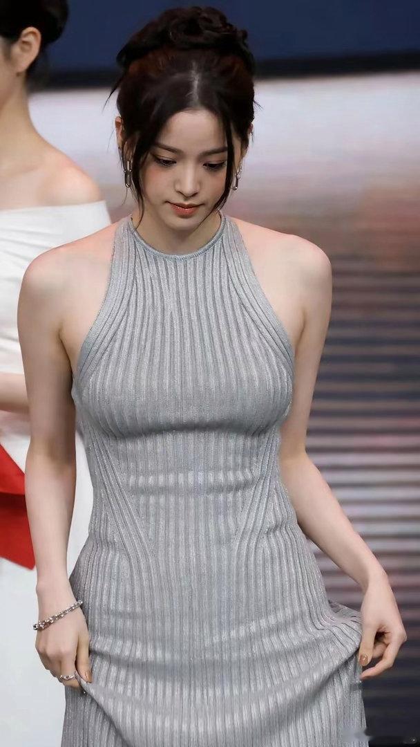 欧阳娜娜颜值气质太出众，清新灵动自带氛围感，长相精致耐看，温柔气质直接拿捏住了