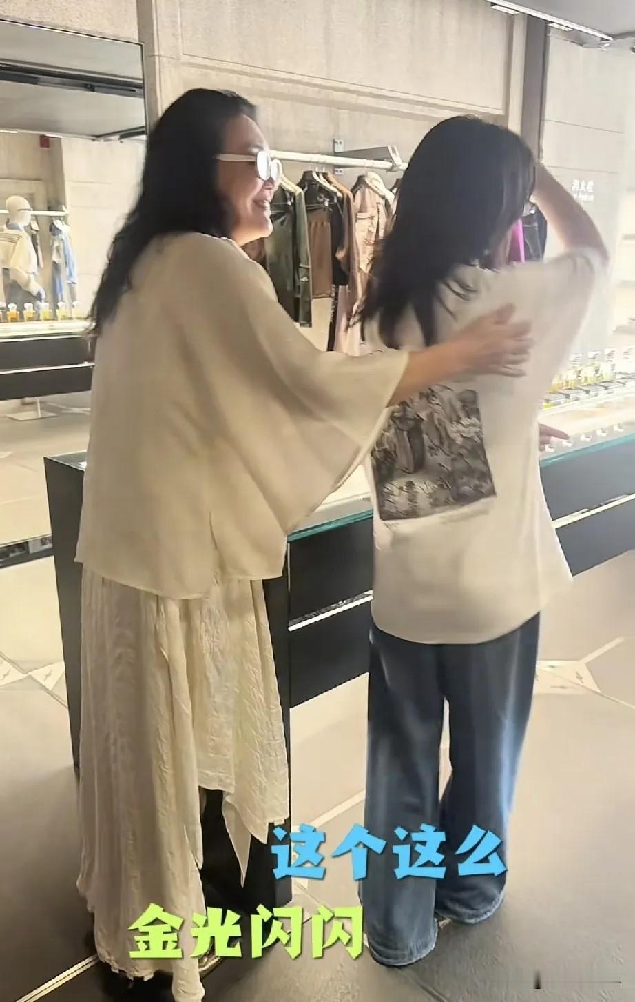 玥儿姐弟又回北京了，张兰忙坏了，带着玥儿三里屯购物，还贴心让高管洋洋的女儿陪着玥