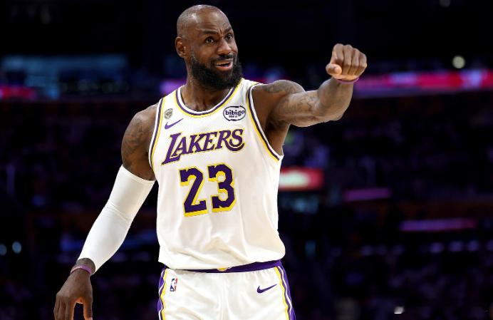 8月9日讯近日，NBA名宿“大鲨鱼”奥尼尔谈到了詹姆斯在湖人的历史地位。奥尼尔