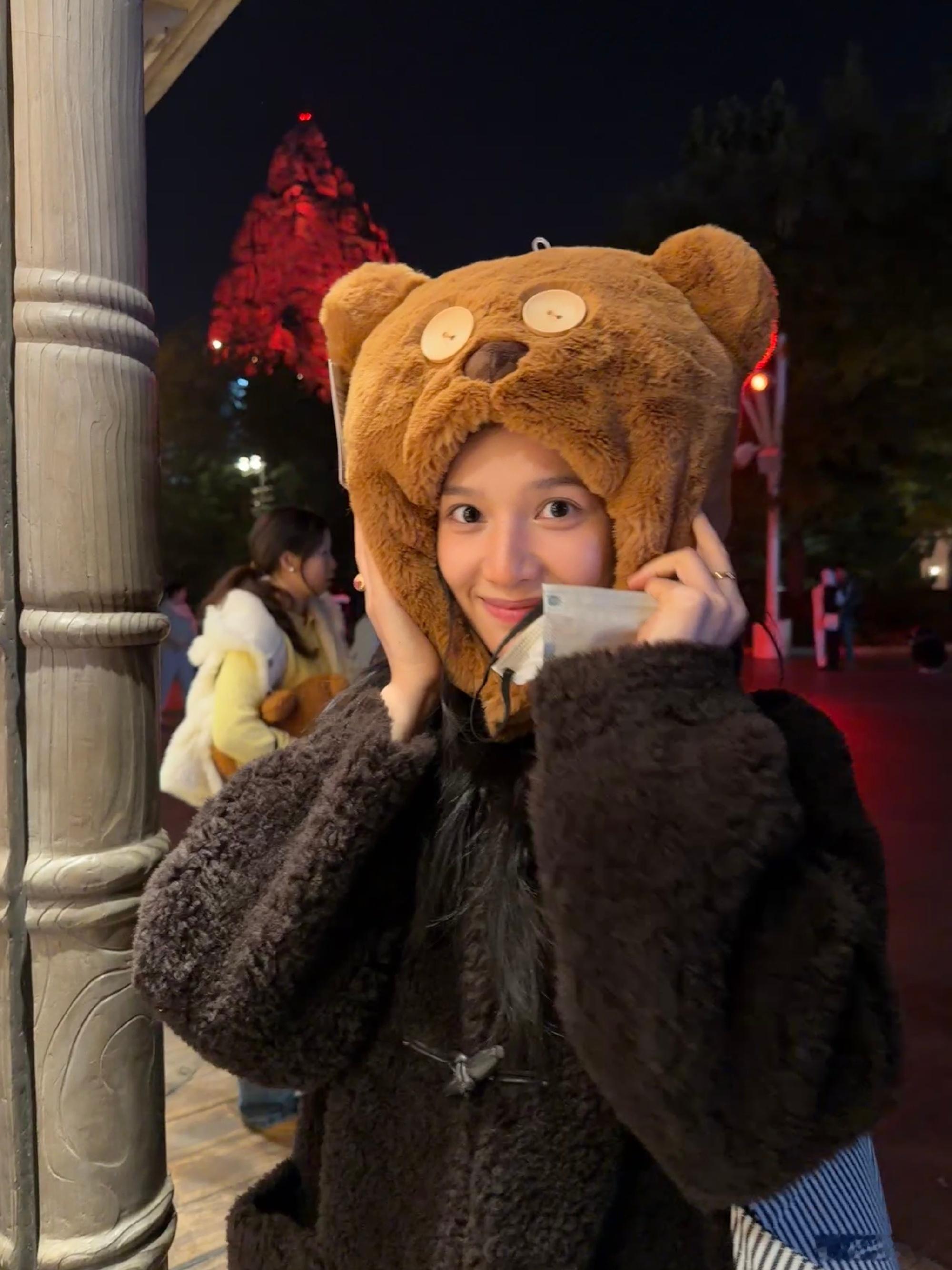 张婧仪分享假期plog，打卡了环球影城，轻轻松松被美到了，玩得好开心呀