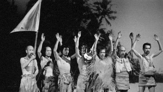 1943年，一艘日本军舰在巡逻时遭遇强烈的风暴，船只受损严重并被巨浪拍到一处荒岛