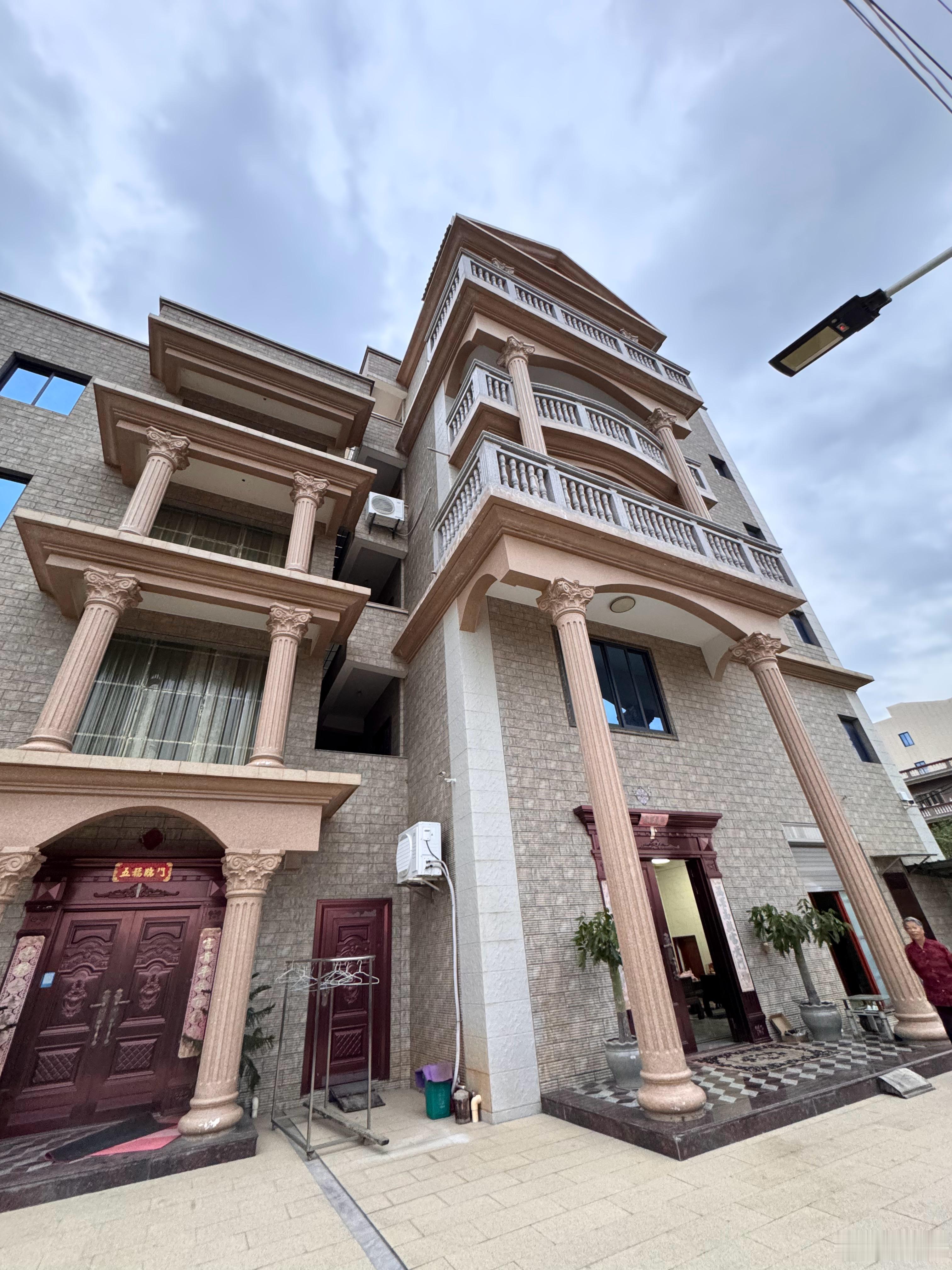 城里的城中村有个独栋，真的是皇宫一样了来看厦门富哥的家，屋子里有两千平