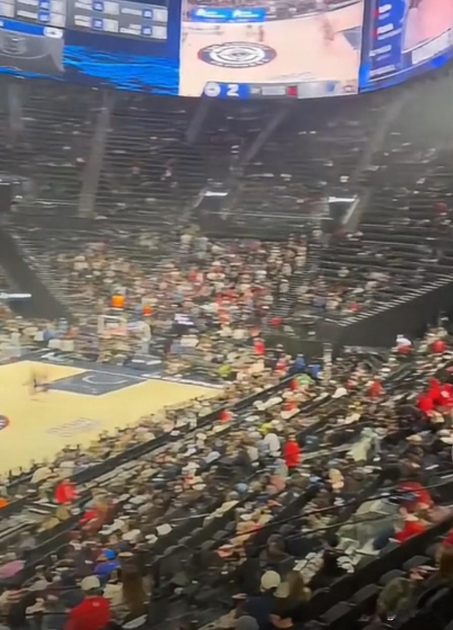 看快船主场快没人看球了，鲍尔默还守着手中的首发5虎不放！再这样打下去，NBA最贵