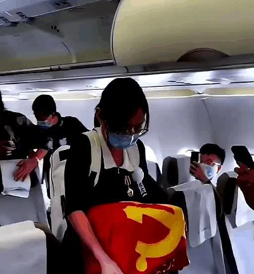 网友在飞机上意外偶遇了烈士的家属！原本嘈杂的机舱突然安静下来，过道边的乘