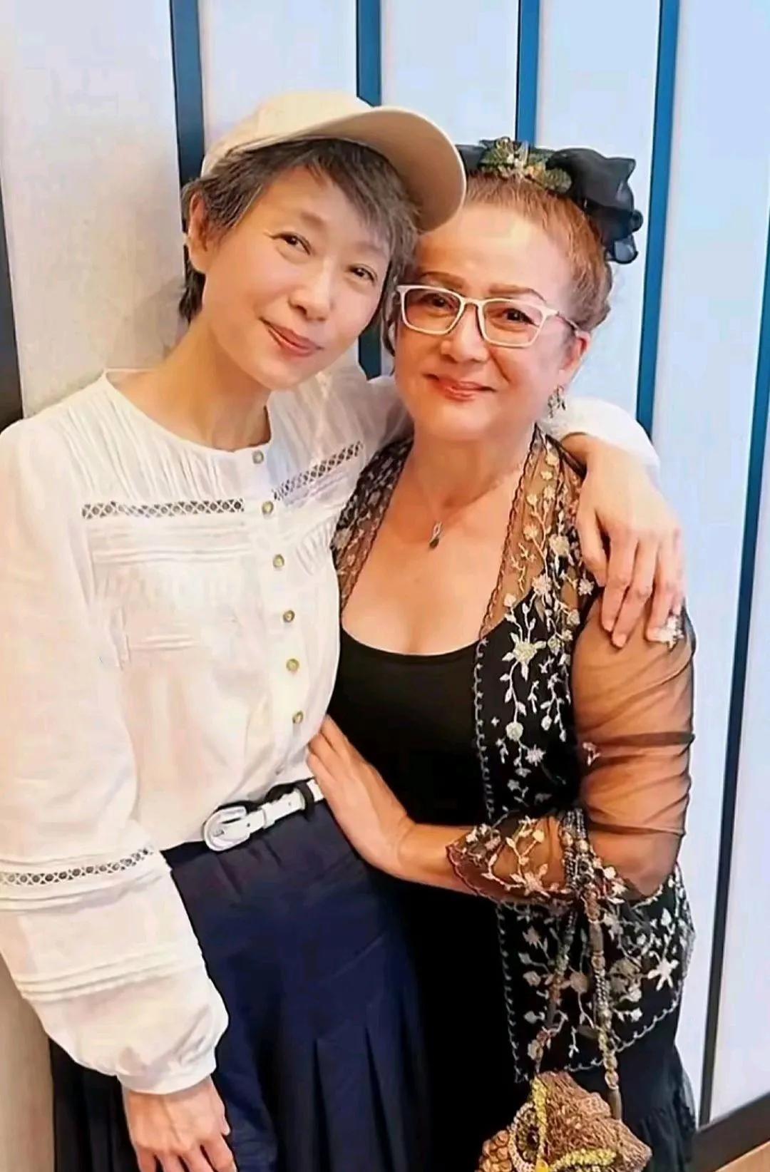 没想到再次看到冯宝宝的消息，是因为叶童！叶童去马来西亚巡演，定居在槟城的冯宝宝