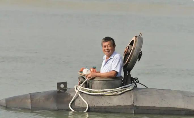 “这农民火到央视了！”近日，安徽马鞍山，60岁农民造出5吨重潜水艇，下潜深度可达