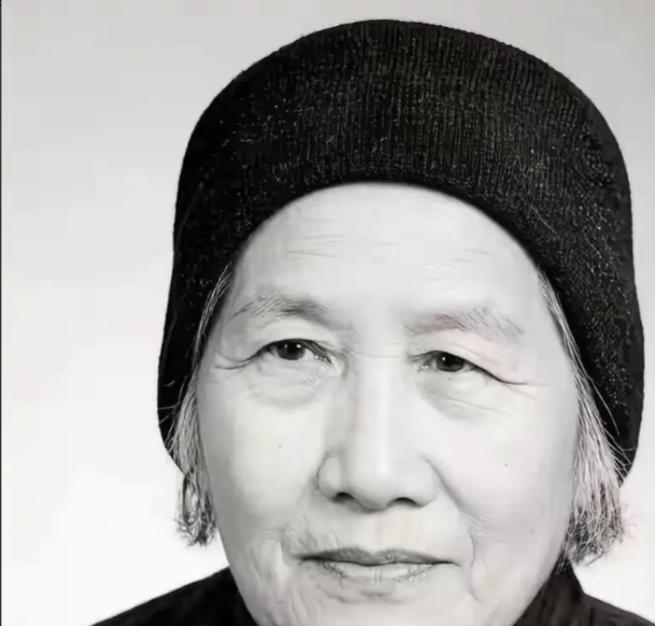 一个蜷缩在湖南资兴穷山沟里的孤老太，一辈子连说话都不敢高声大气。村里没人清楚她的