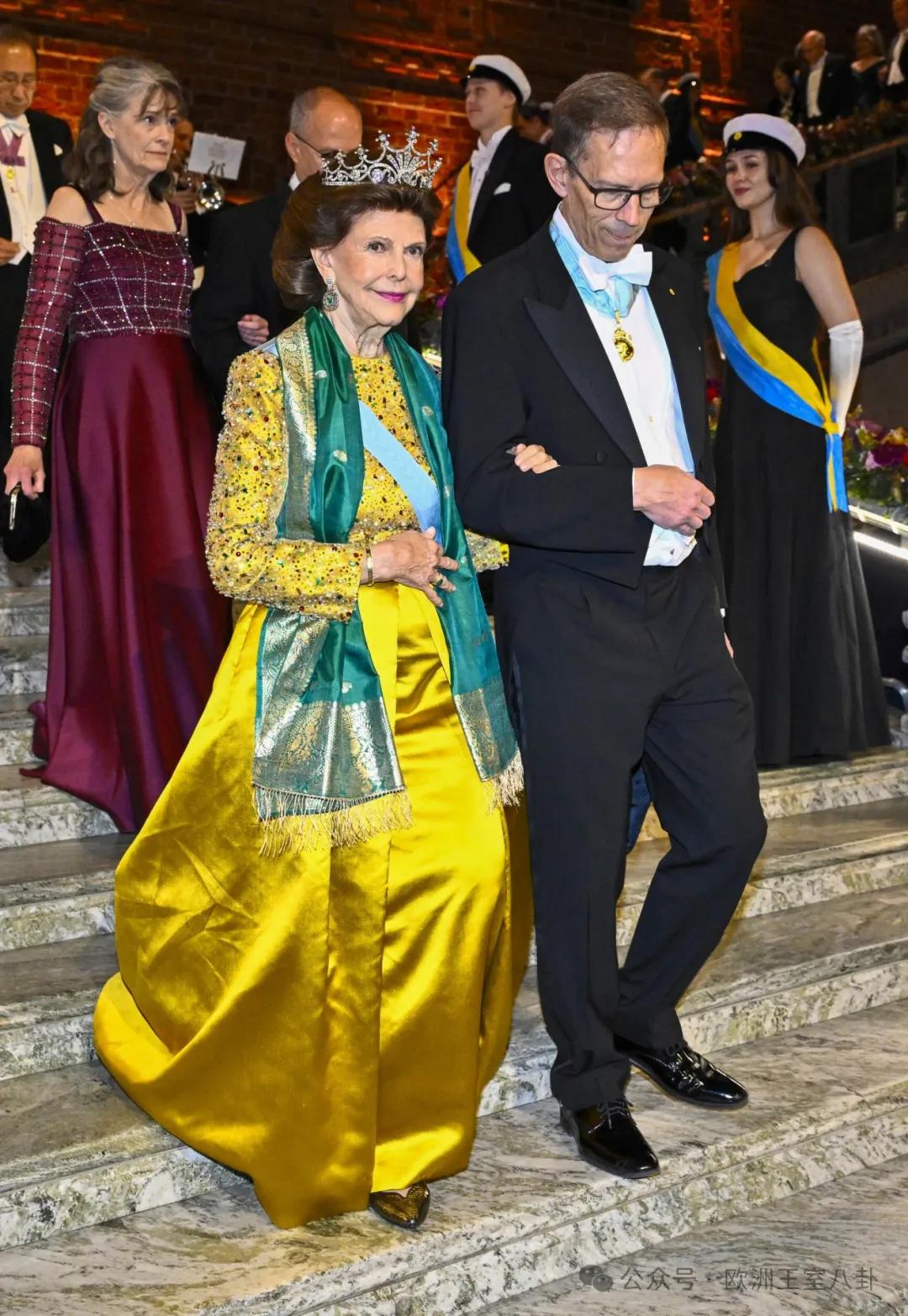 在上周的诺贝尔奖颁奖礼上，瑞典王后西尔维娅穿了一件金黄色的长袖缎面礼服，其中上半