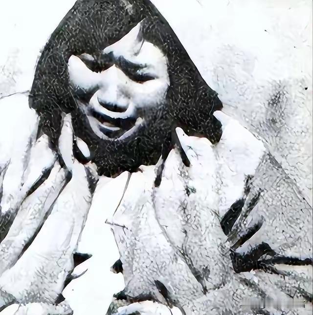 1938年的河北涞源，52岁的老农楚金山，为了护着老伴，愣是用块大石头砸爆了闯进