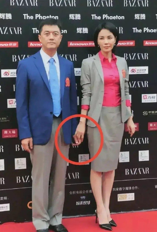 王菲当初还是深爱李亚鹏的，眼神和手势作不了假。